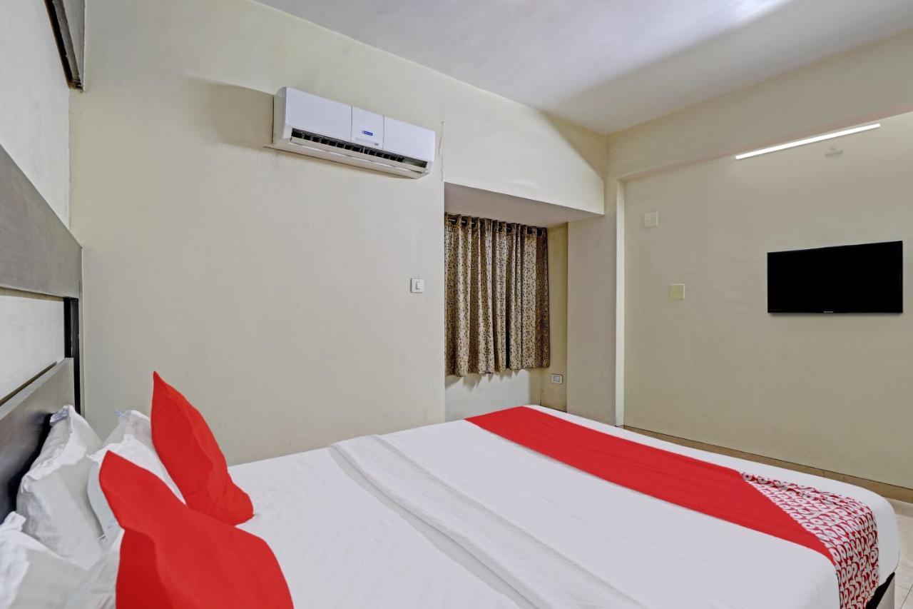 Oyo 82461 Hotel Darshan Banquet And Rooms Súrat Exteriér fotografie